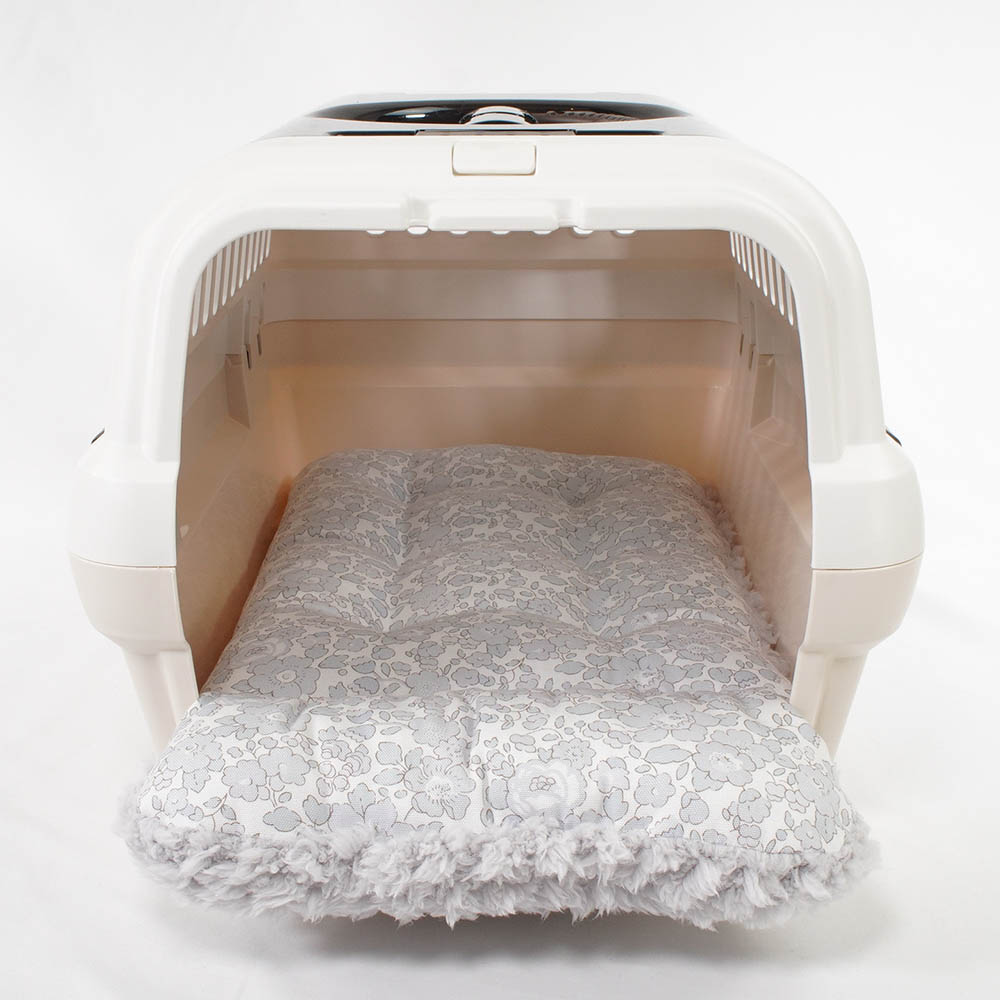 あごのせ縁無しクッション/クレートクッション リバティプリント Betsy グレーファー Sサイズ