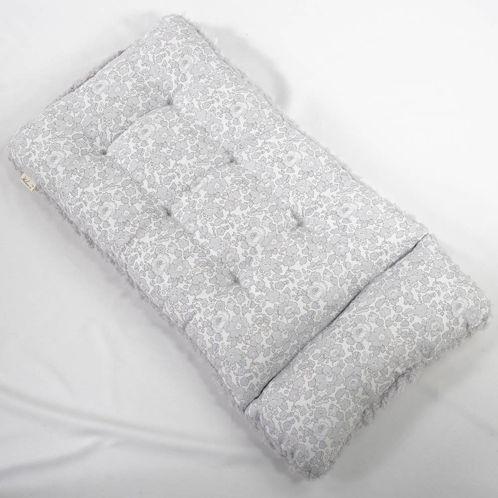 あごのせ縁無しクッション/クレートクッション リバティプリント Betsy グレーファー Mサイズ