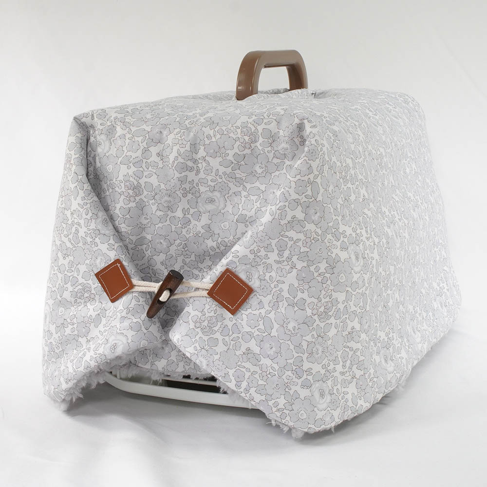 あったか３WAY キャリーカバーブランケット リバティプリント Betsy グレーファー＜マルチ幅＞ Sサイズ（トグルボタン付き）