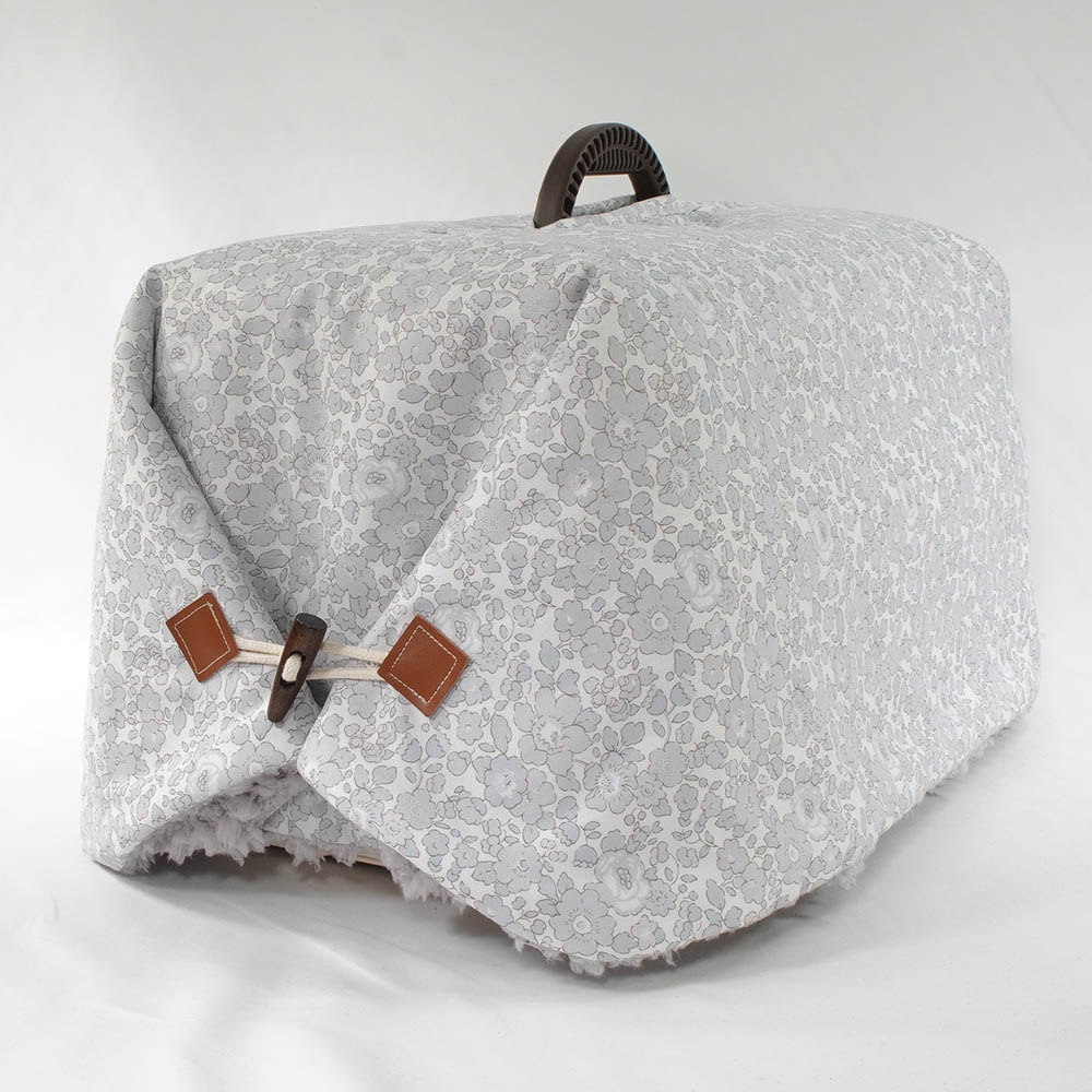 あったか３WAY キャリーカバーブランケット リバティプリント Betsy グレーファー＜マルチ幅＞ Sサイズ（トグルボタン付き）