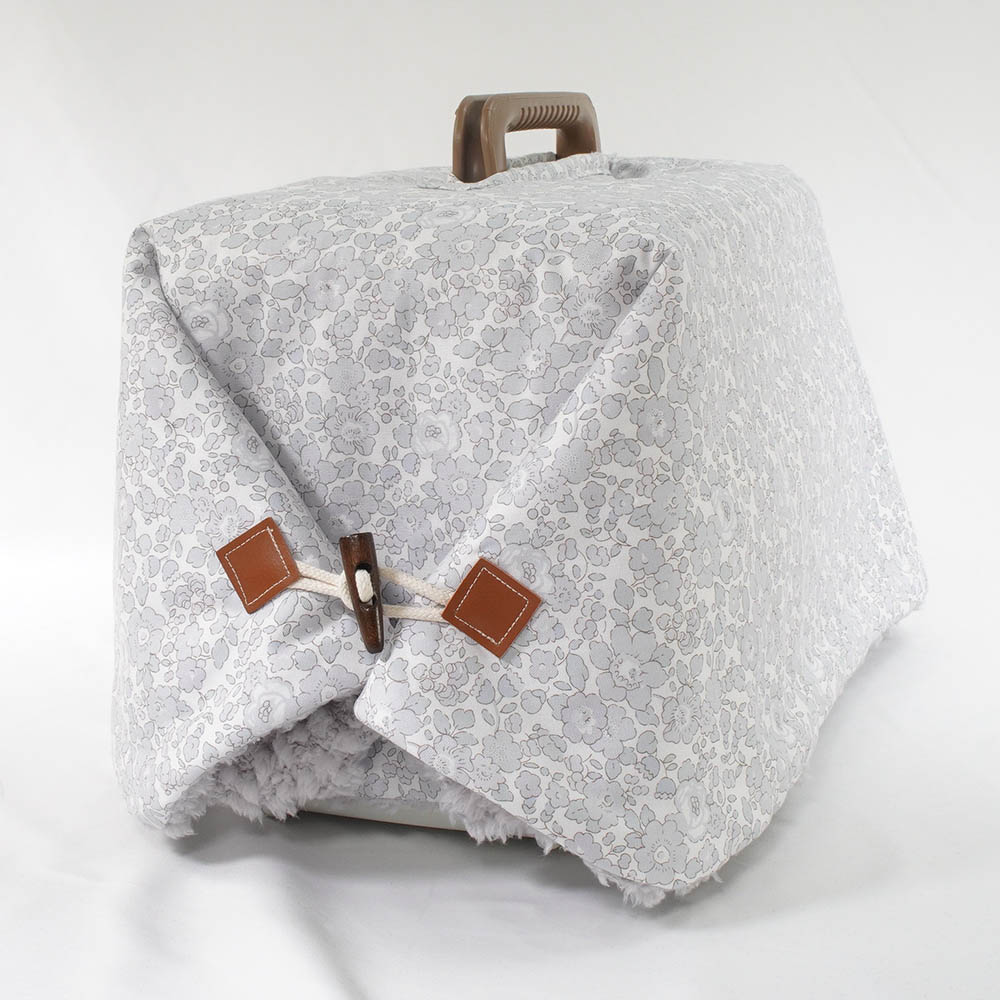 あったか３WAY キャリーカバーブランケット リバティプリント Betsy グレーファー＜マルチ幅＞ Sサイズ（トグルボタン付き）