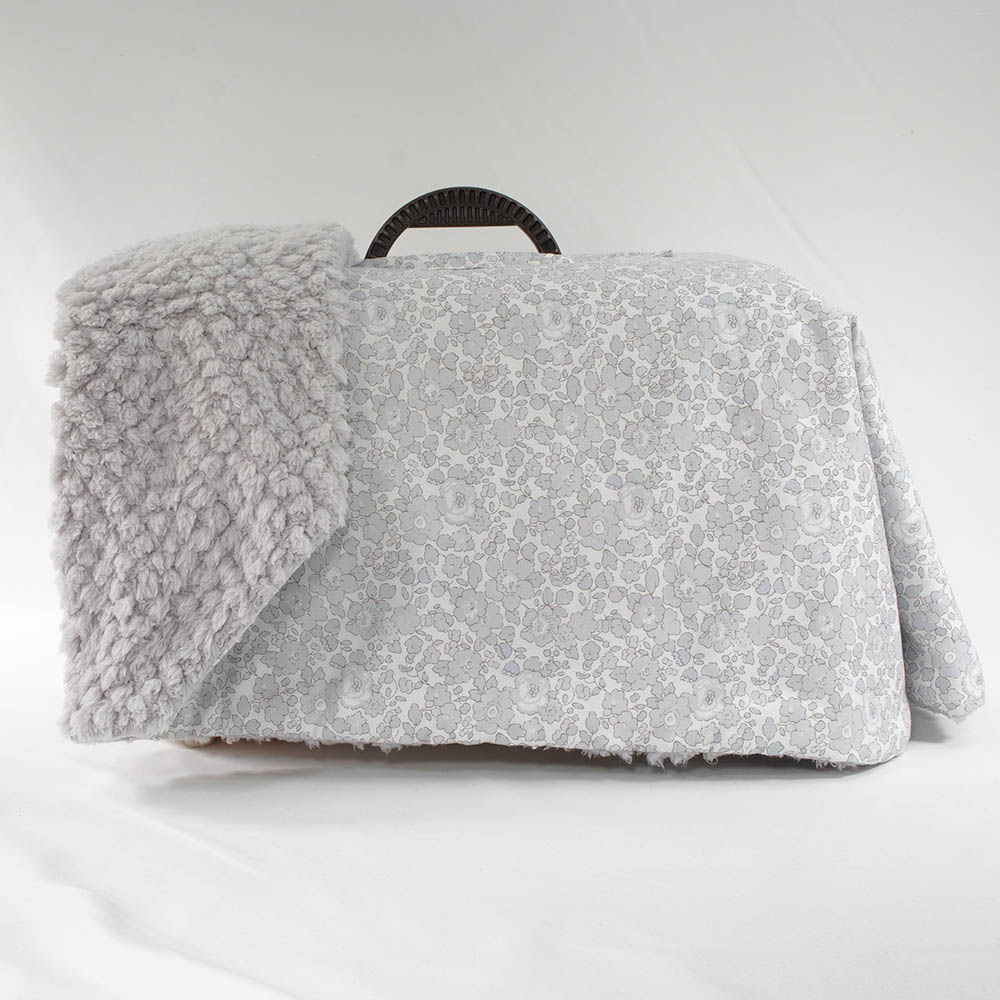 あったか３WAY キャリーカバーブランケット リバティプリント Betsy グレーファー＜マルチ幅＞ Sサイズ（トグルボタン無し）