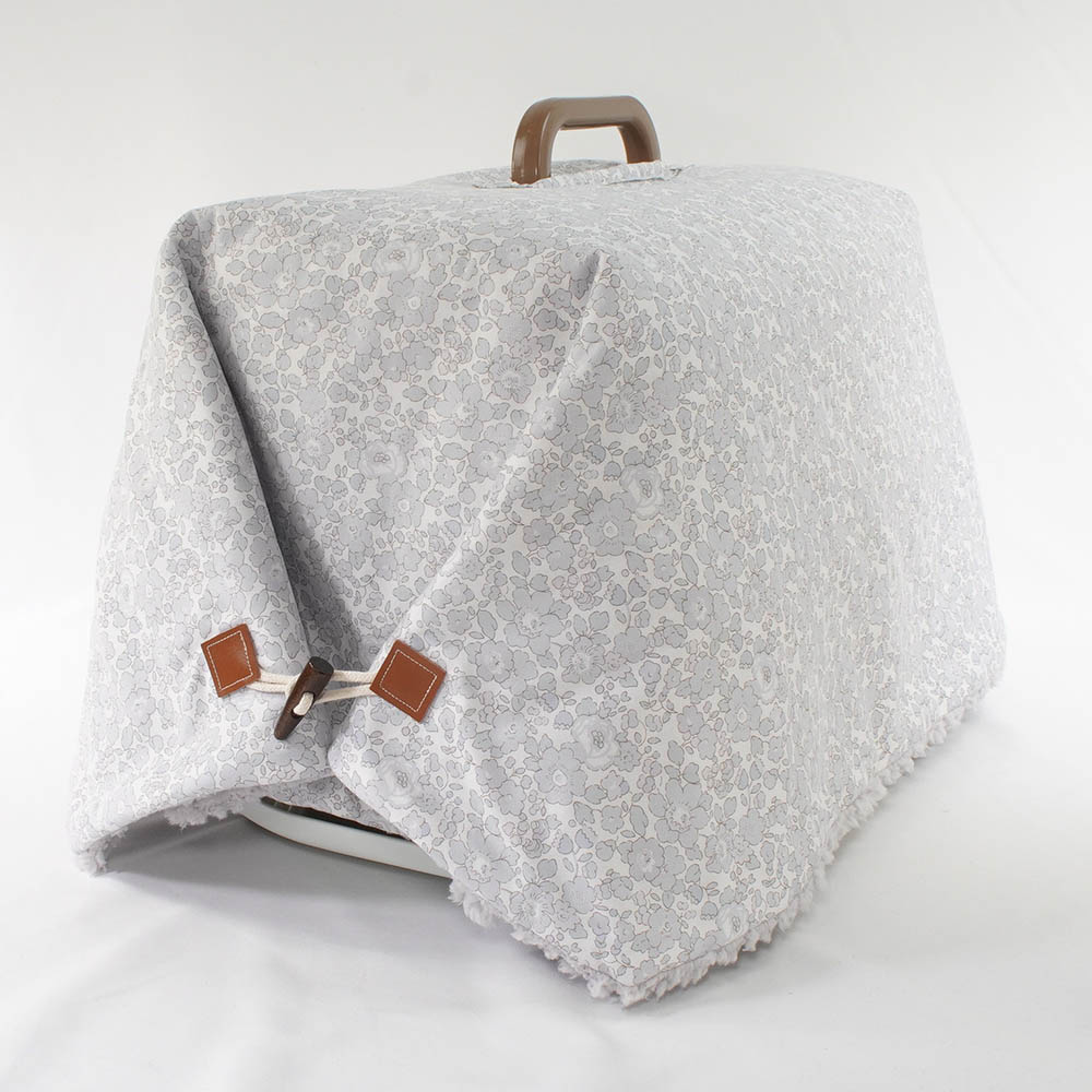 あったか３WAY キャリーカバーブランケット リバティプリント Betsy グレーファー＜マルチ幅＞ Mサイズ（トグルボタン付き）