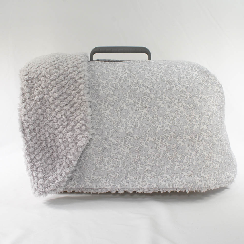 あったか３WAY キャリーカバーブランケット リバティプリント Betsy グレーファー＜マルチ幅＞ Mサイズ（トグルボタン付き）