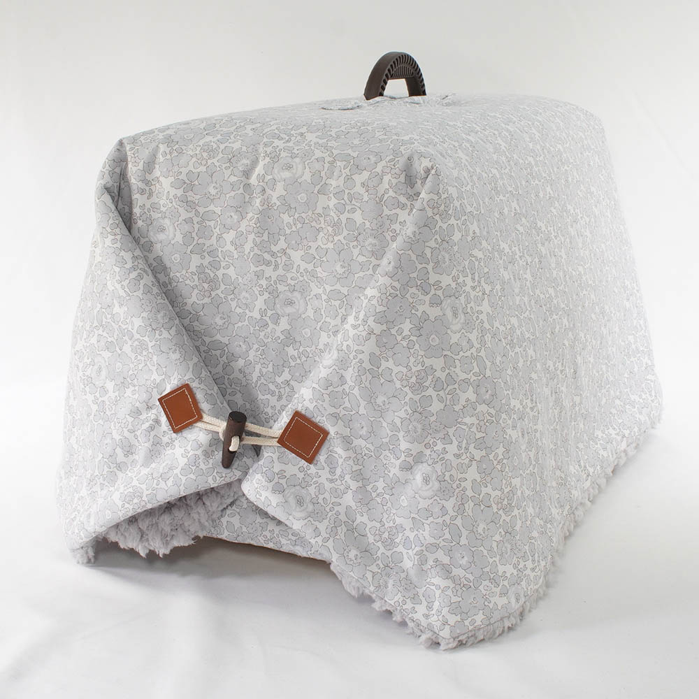 あったか３WAY キャリーカバーブランケット リバティプリント Betsy グレーファー＜マルチ幅＞ Mサイズ（トグルボタン付き）