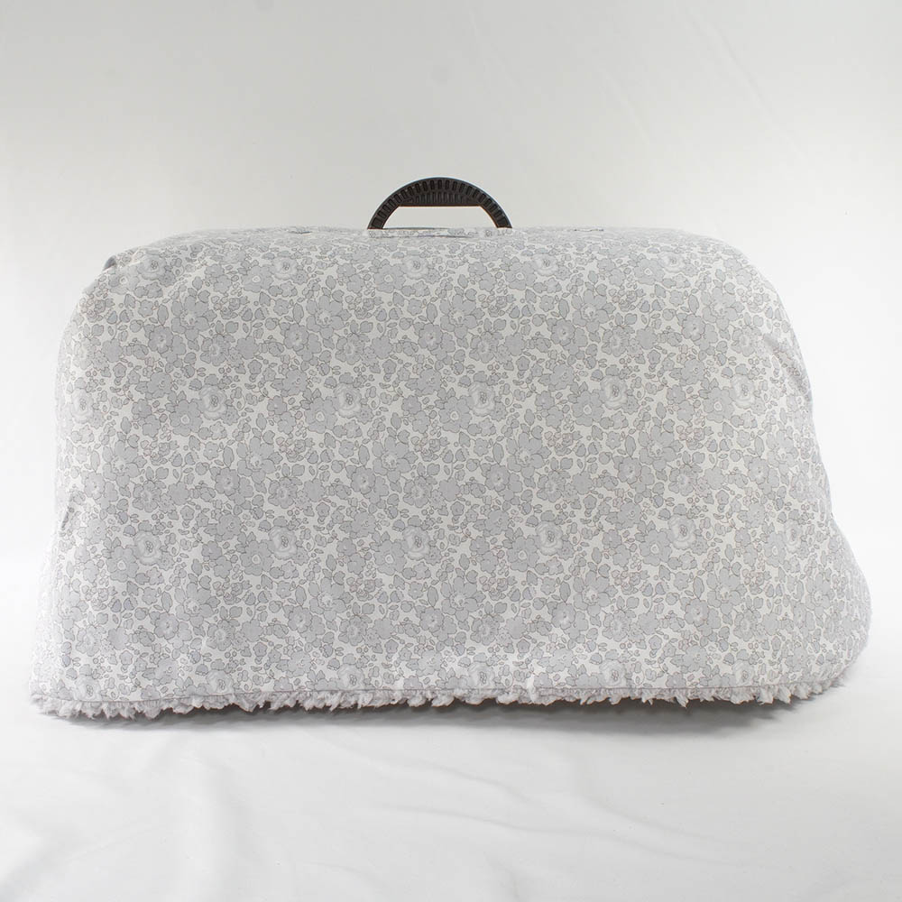 あったか３WAY キャリーカバーブランケット リバティプリント Betsy グレーファー＜マルチ幅＞ Mサイズ（トグルボタン付き）