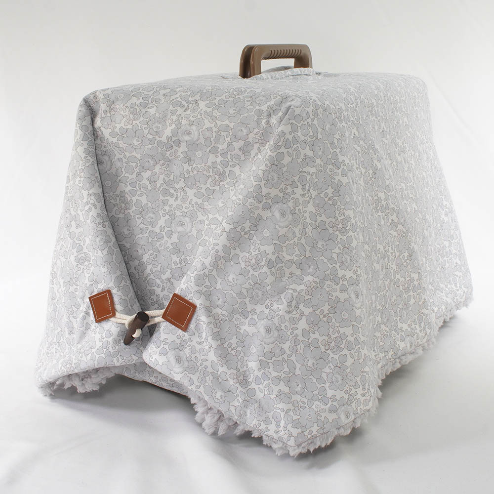 あったか３WAY キャリーカバーブランケット リバティプリント Betsy グレーファー＜マルチ幅＞ Mサイズ（トグルボタン付き）