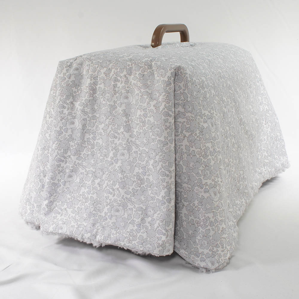 あったか３WAY キャリーカバーブランケット リバティプリント Betsy グレーファー＜マルチ幅＞ Mサイズ（トグルボタン無し）