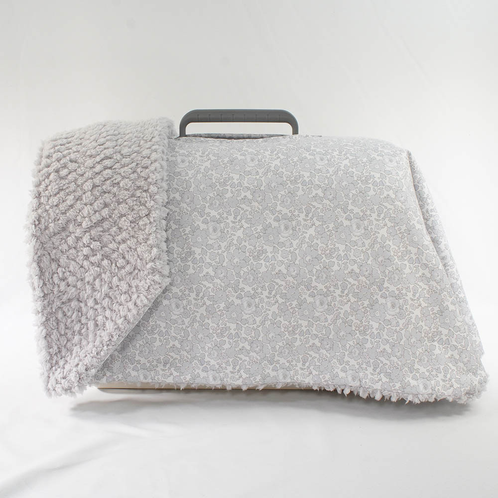 あったか３WAY キャリーカバーブランケット リバティプリント Betsy グレーファー＜マルチ幅＞ Mサイズ（トグルボタン無し）