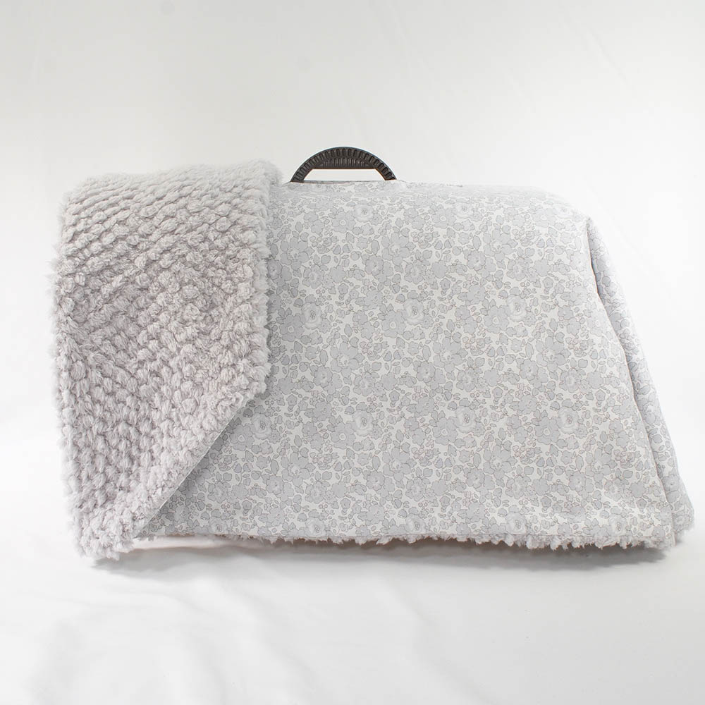 あったか３WAY キャリーカバーブランケット リバティプリント Betsy グレーファー＜マルチ幅＞ Mサイズ（トグルボタン無し）