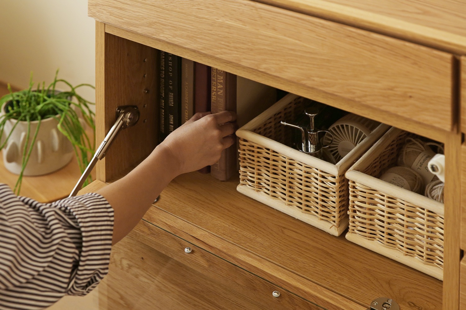 サイズ、デザインオーダー可！●２扉４引出キャビネット●ウォルナット●受注製作 ASTER アスター LIVING SET6 180天板 + 60キャビネット + 60ガラス扉 + 60