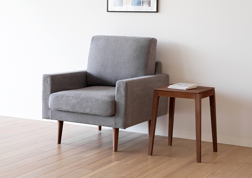 LEO SOFA 1人掛け ライトブルー オーク脚/ウォルナット脚 【欠品中：2026年1月中旬入荷予定】