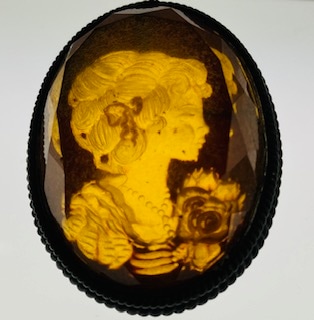 ★美品★本琥珀バラ彫りk18ブローチ 琥珀 彫り物ブローチ