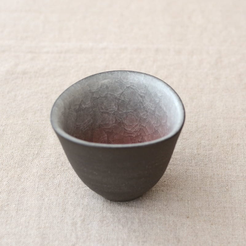 本間友幸 薔薇貫入釉 三角カップ 本間友幸 薔薇貫入釉 三角カップ「薔薇の泉」 | ホンマトモユキ