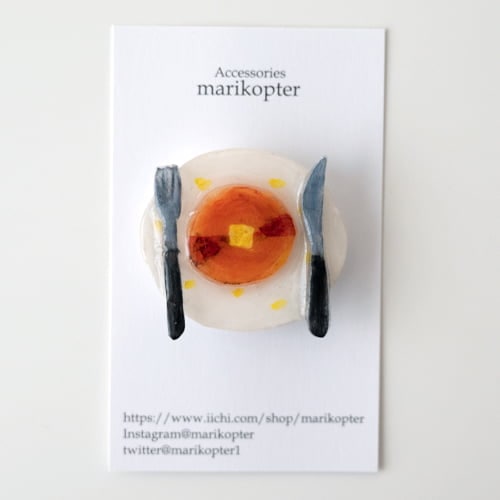 ※6月下旬発送※ marikopter ブローチ／ホットケーキとプレート（黄色ドット）【マリコプター アクセサリー】