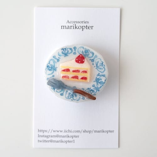 ※6月下旬発送※ marikopter ブローチ／イチゴのショートケーキとプレート（リム柄付き）【マリコプター アクセサリー】