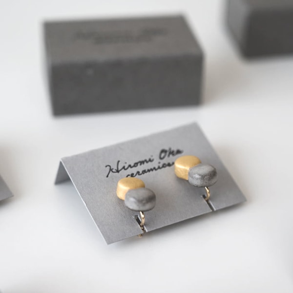 岡洋美　陶器のピアス・イヤリング／丸×丸（ゴールド×グレー）
