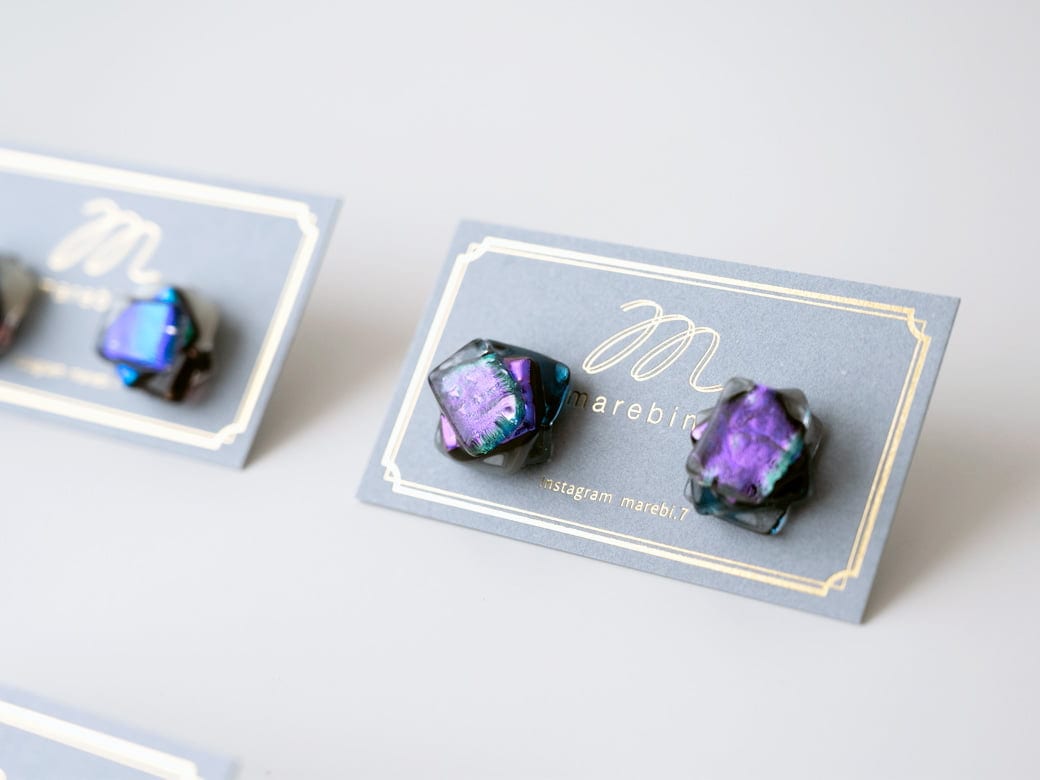 カバ ゆめかわ さんかく ガラス ピアス / イヤリング