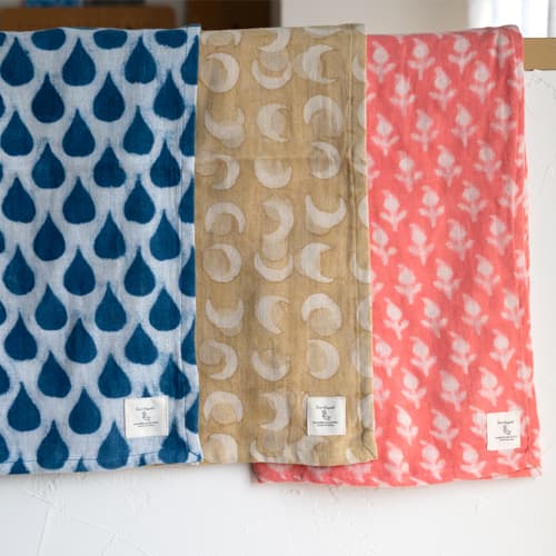 TWO CHAPATI ダブルガーゼハンカチ／草木染木版プリント（3カラー