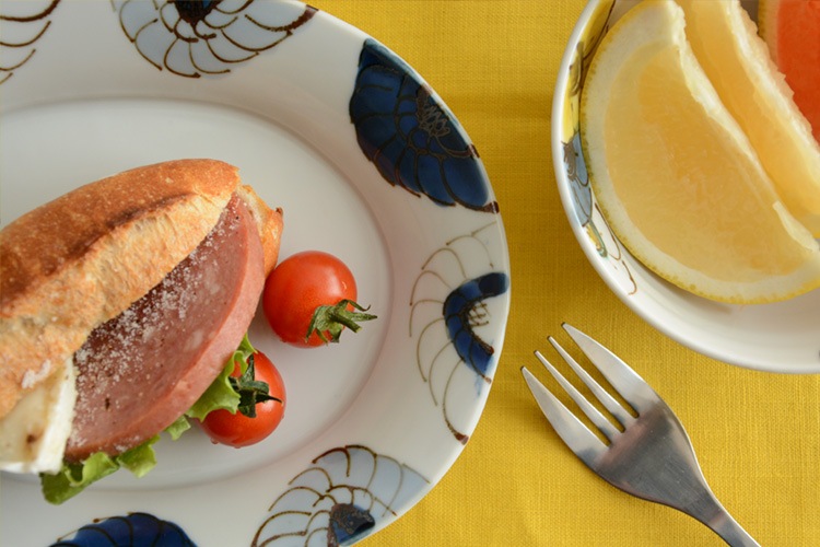 九谷青窯 高原真由美 ゴス鉄渕花尽くし／楕円皿 | 九谷青窯