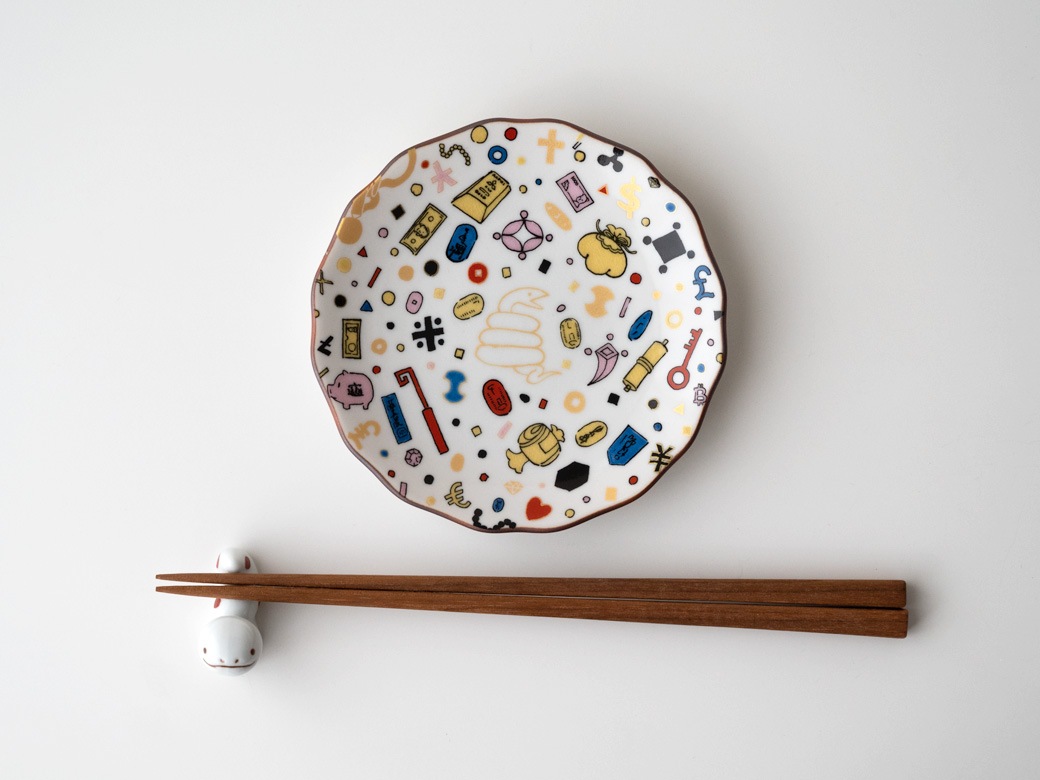 KUTANI SEAL｜上出瓷藝 干支「巳（へび）」花型皿 ザクザク宝尽しと蛇