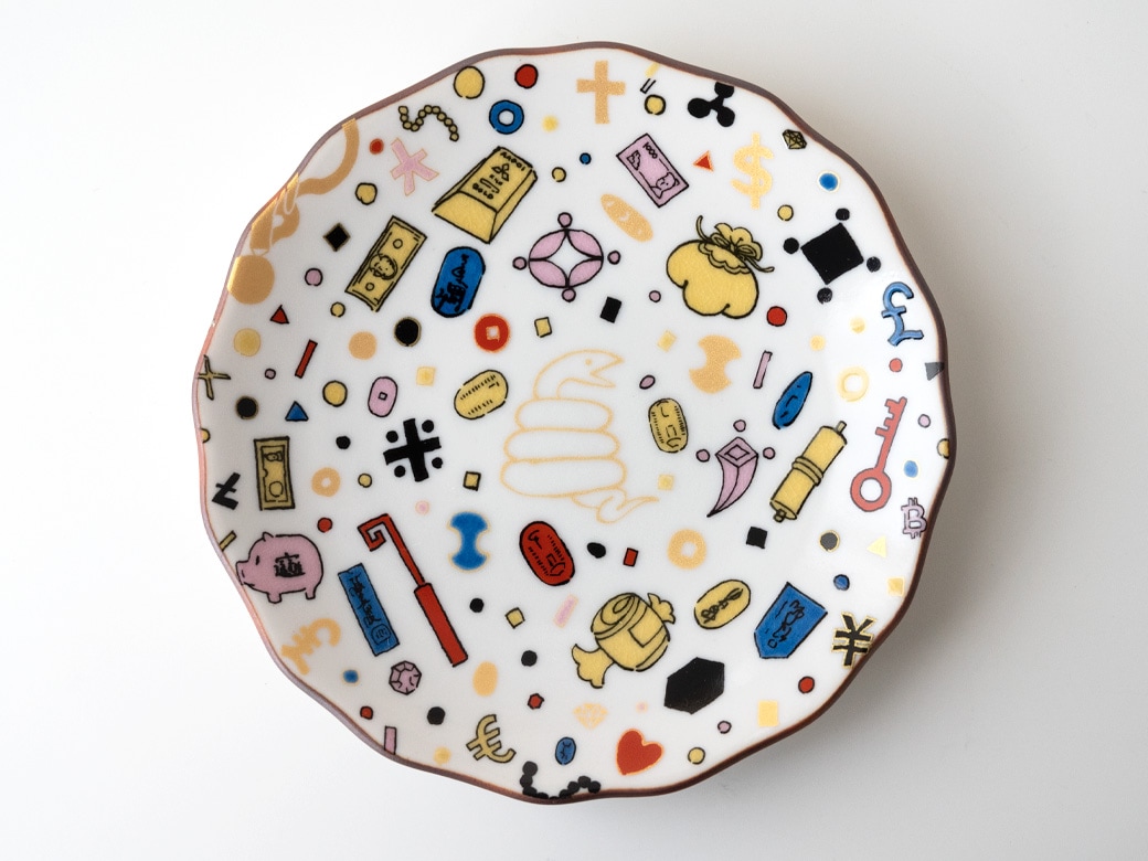 KUTANI SEAL｜上出瓷藝 干支「巳（へび）」花型皿 ザクザク宝尽しと蛇