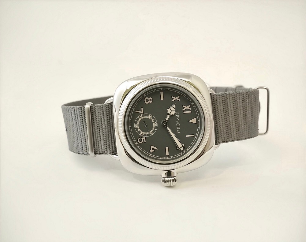 M.R.M.W. ｜Cushion watch カリフォルニアダイヤル  スモーキーブラック　グレー レザーベルト 画像2