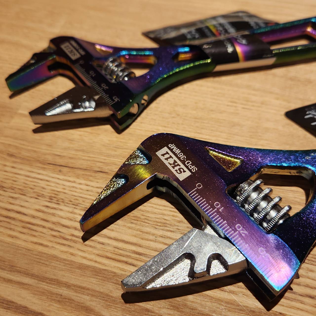 SK11(藤原産業) ワイドモンキレンチ 虹色チタンコーティング