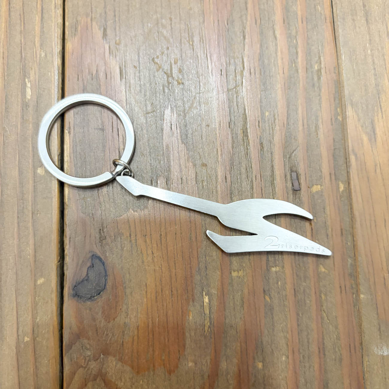 2 RISER PADS GUITAR KEYCHAIN｜GOODS｜スケートボード通販 HIGHSOX