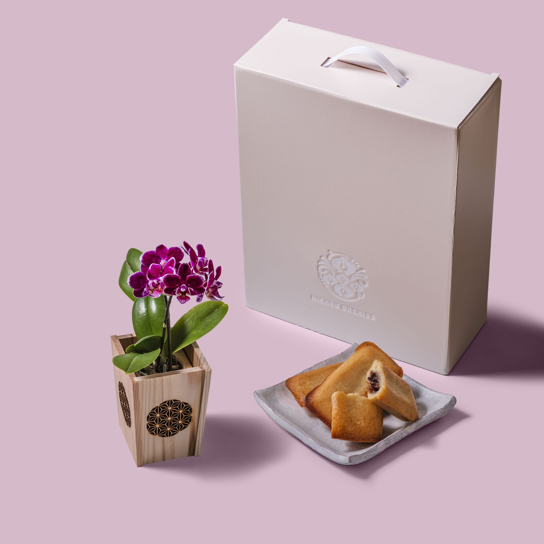 紫 小輪 胡蝶蘭 / マル西製菓ぺんぎん一番堂 焼き菓子セット / NENE 組子細工風 麻の葉（あさのは）[002715]