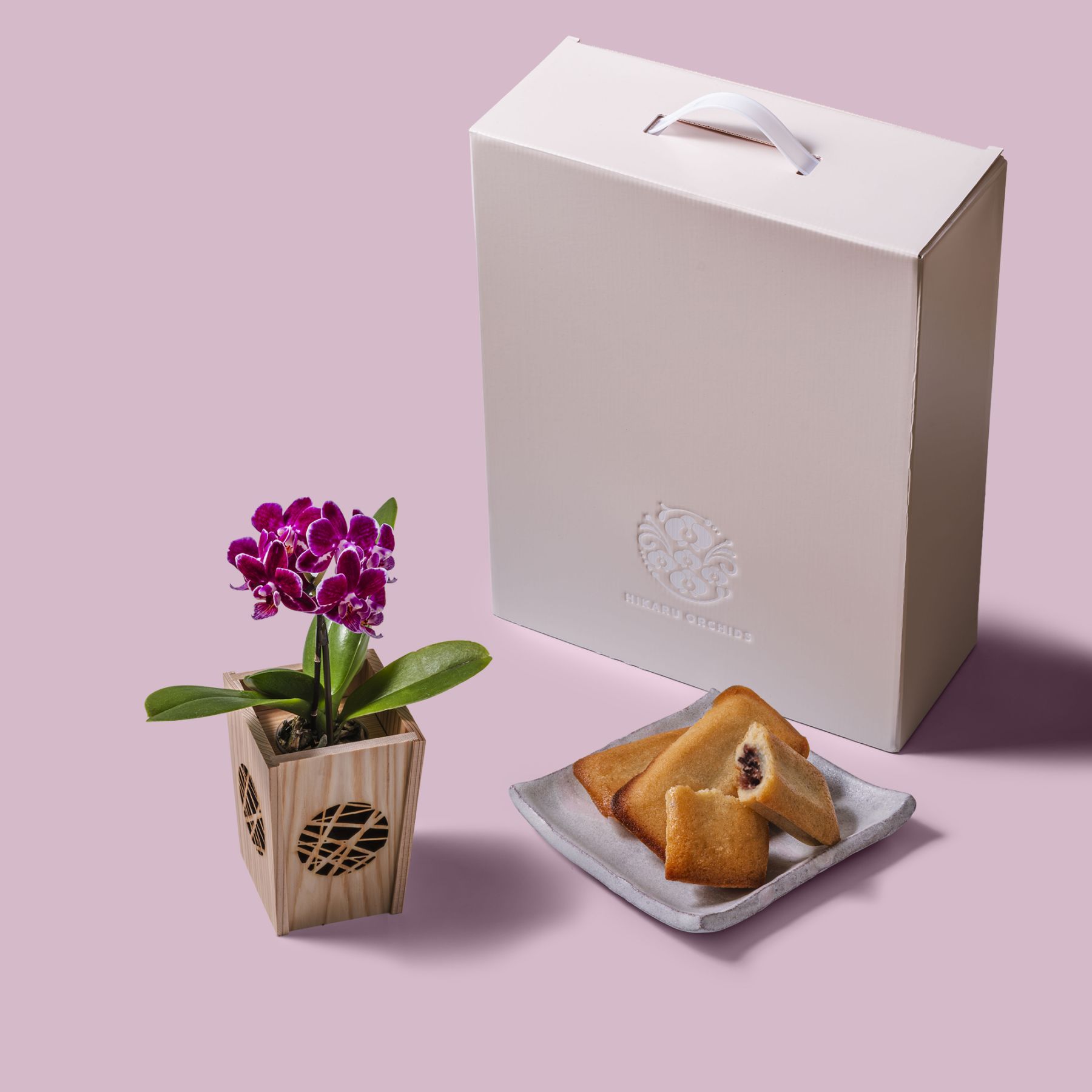 紫 小輪 胡蝶蘭 / マル西製菓ぺんぎん一番堂 焼き菓子セット / NENE 組子細工風 氷裂（ひょうれつ）[002755]