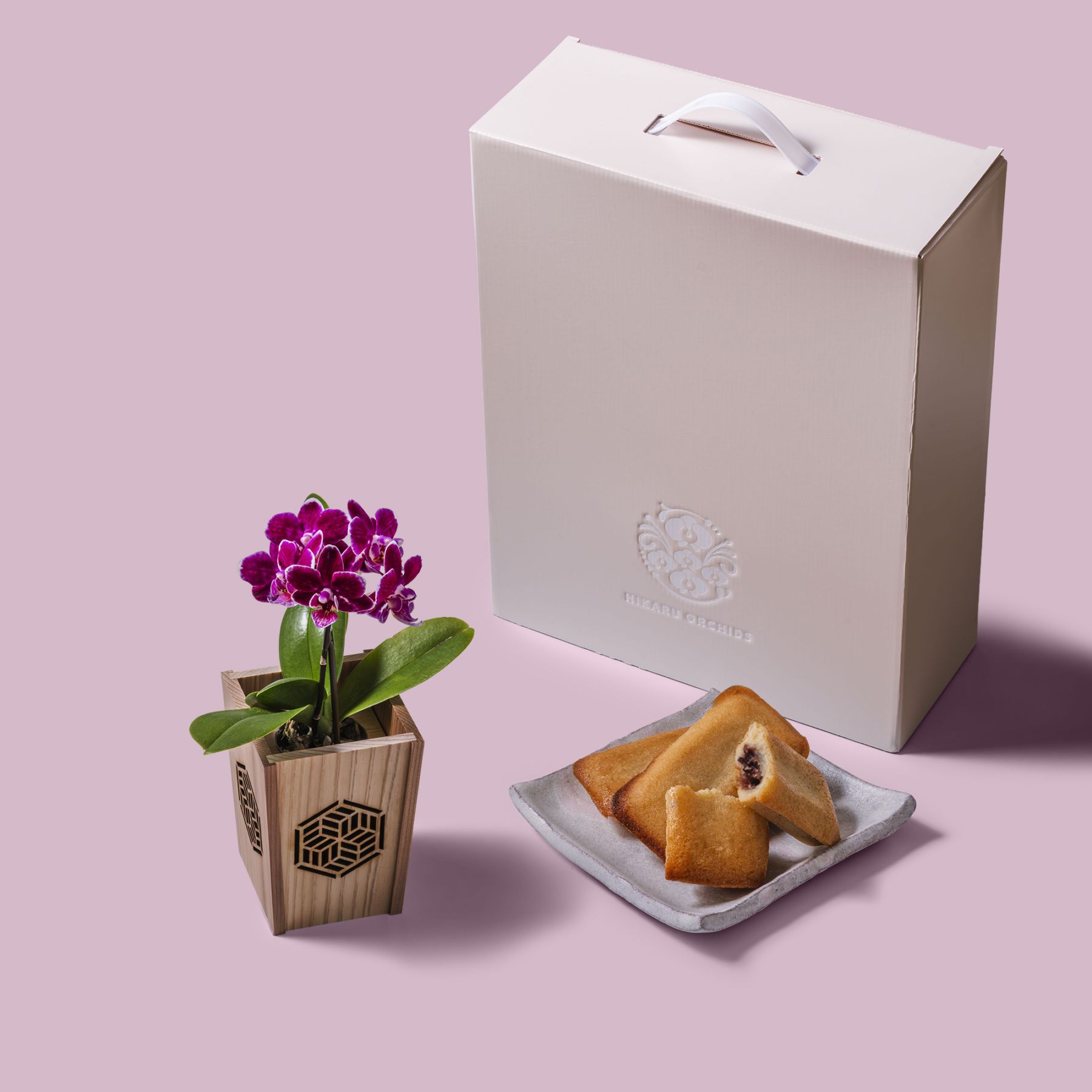 紫 小輪 胡蝶蘭 / マル西製菓ぺんぎん一番堂 焼き菓子セット / NENE 組子細工風 組亀甲（くみきっこう）[002765]