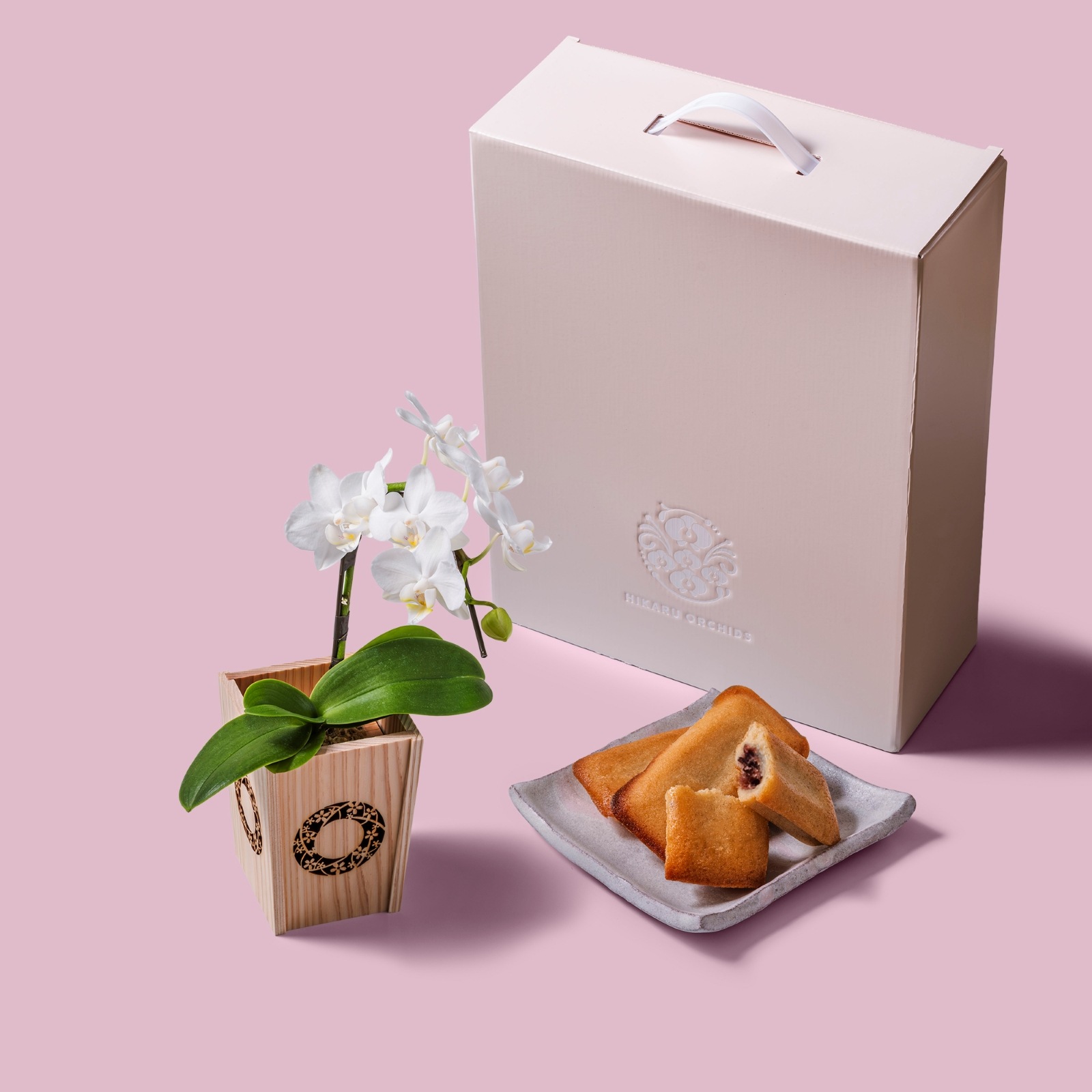 白 小輪 胡蝶蘭 / マル西製菓ぺんぎん一番堂 焼き菓子セット / NENE 組子細工風 桜輪（さくらわ）[002781]