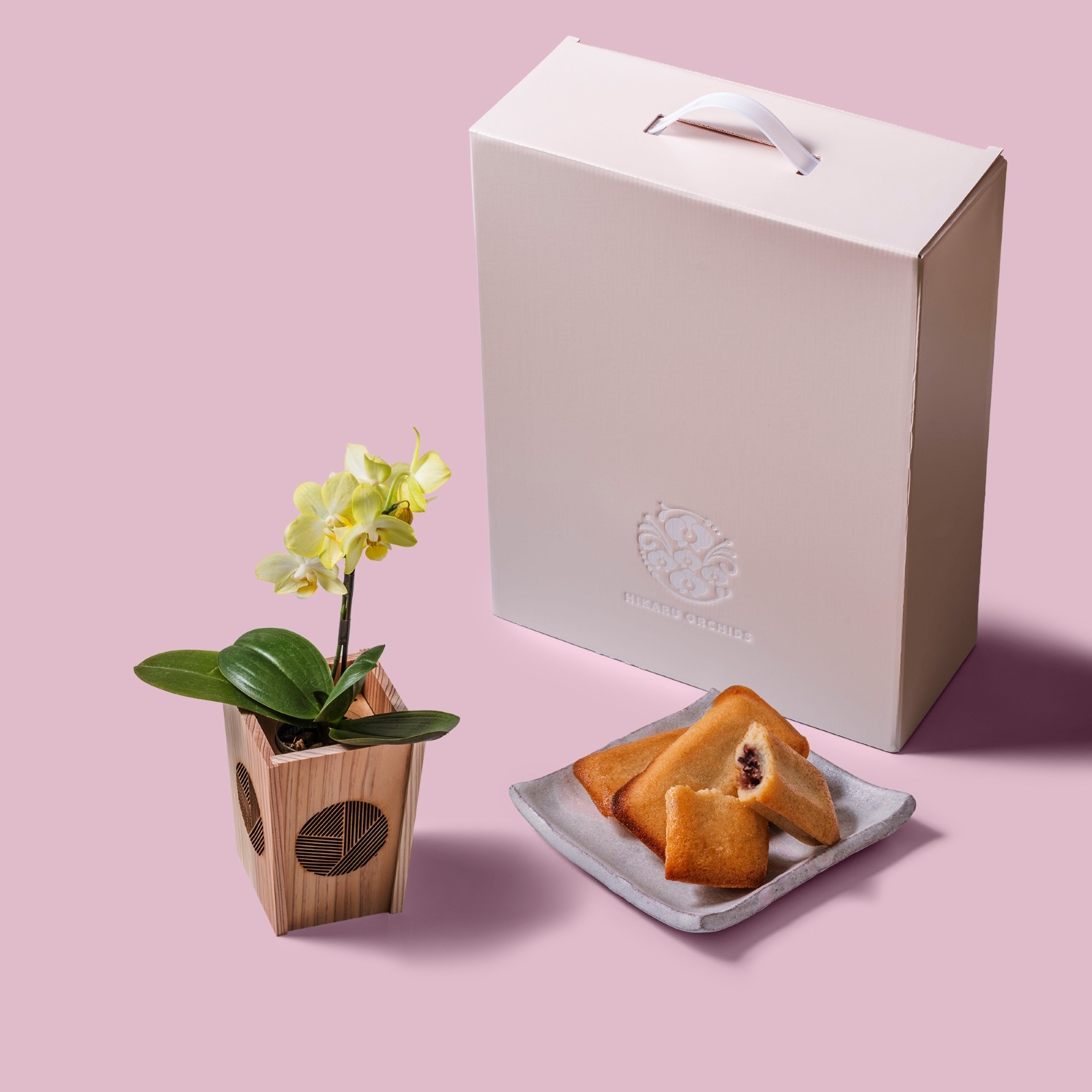 黄 小輪 胡蝶蘭 / マル西製菓ぺんぎん一番堂 焼き菓子セット / NENE 組子細工風 三崩し（さんくずし）[002792]