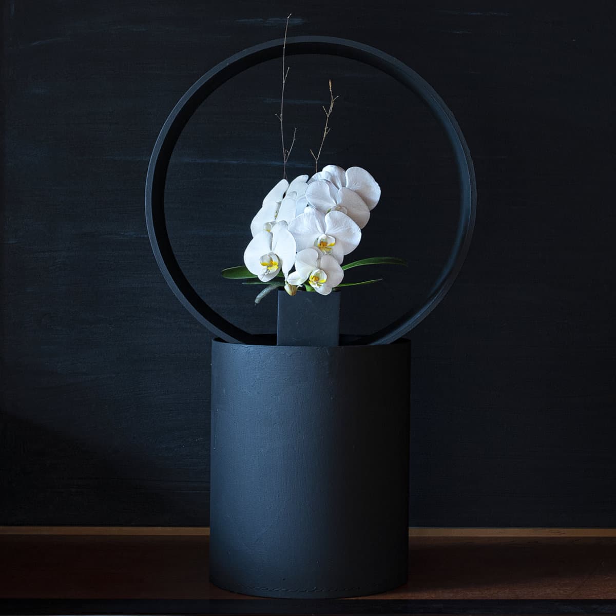 胡蝶蘭 ショートタイプ / 備長炭塗りリングオブジェ一段 [227] お花はピンク色のものになります。