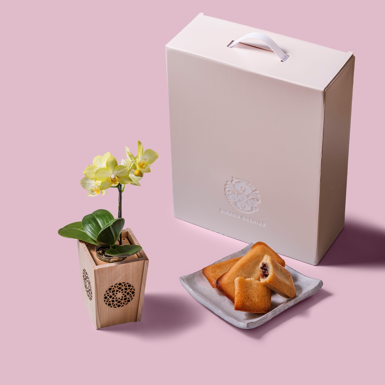 黄 小輪 胡蝶蘭 / マル西製菓ぺんぎん一番堂 焼き菓子セット / NENE 組子細工風 変わり七宝（かわりしっぽう）[002742]