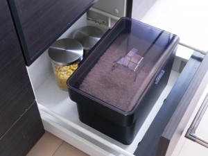 【tower/タワー】密閉 シンク下米びつ 計量カップ付  ブラック 5kg|ITEM - ALL