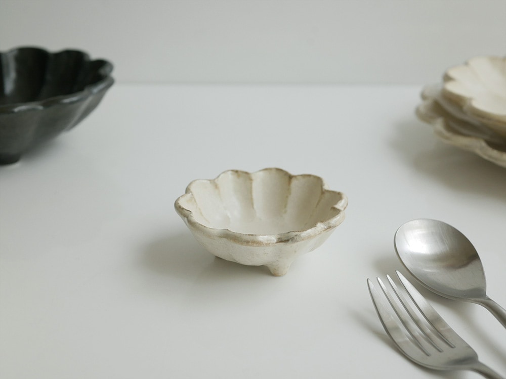 【TOJIKITONYA/トウジキトンヤ】ぽってりとした花皿 リンカ ボウル / 8cm 白練|ITEM - ALL