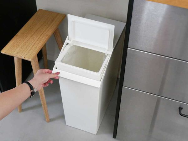 【SOLOW】棚下で使えるスリムダストボックス レバーオープン 30L / ホワイト