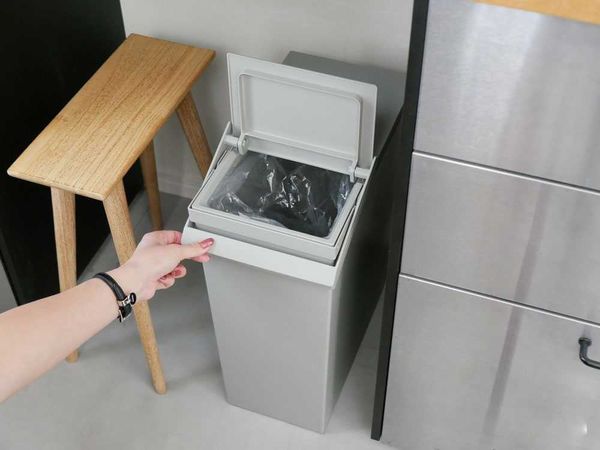 【SOLOW】棚下で使えるスリムダストボックス レバーオープン 30L / グレー