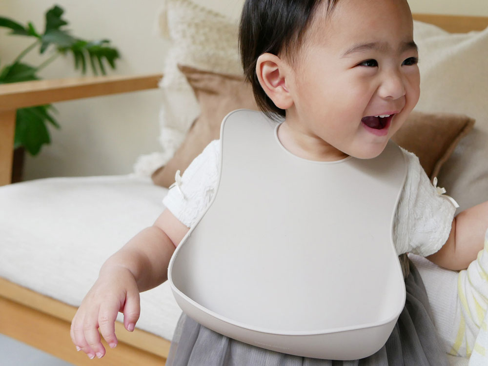 Sarasa Design サラサデザイン B2c シリコンスタイベビービブ ウォームグレー 公式 インテリア雑貨の総合通販 ひなたライフ アプリnew Openキャンペーン実施中