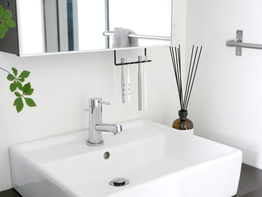 Tower 洗面戸棚下歯ブラシホルダー ブラック 公式 インテリア雑貨の総合通販 ひなたライフ アプリnew Openキャンペーン実施中