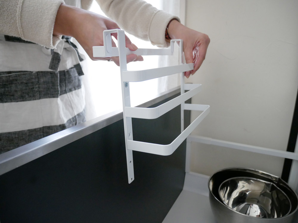 Tower シンク扉ゴミ袋ホルダー タオルハンガー付き ホワイト 公式 インテリア雑貨の総合通販 ひなたライフ アプリnew Openキャンペーン実施中