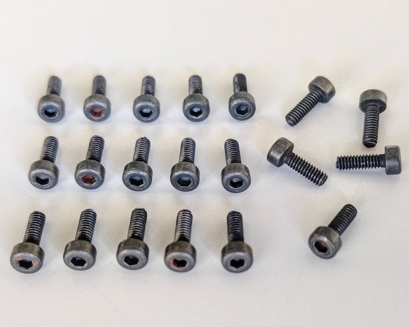 ヒロボー HIROBO パーツ 【2532-083】 キャップスクリュー M2X6 ..