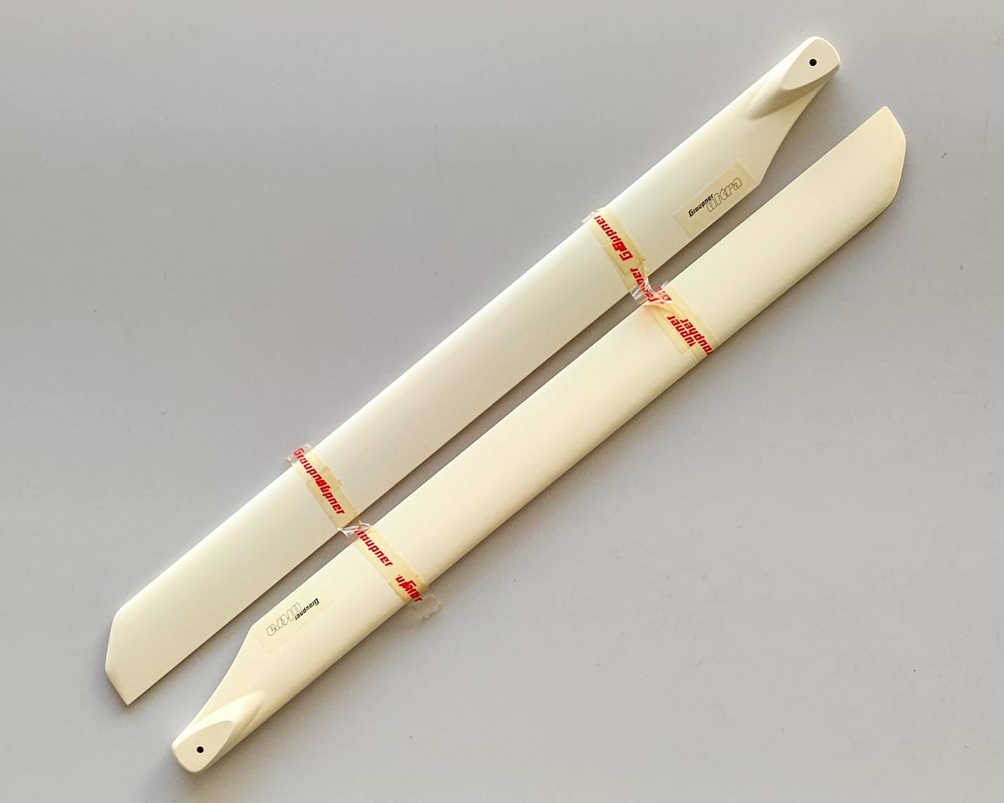 ☆ ジャンク品  【03328】JR PROPO  Graupner No.83063 カーボンメインローターブレード JRC660G グリップ厚さ18mm・穴5mm・長さ660mm・カラーホワイト・準対称 （デッドストック）