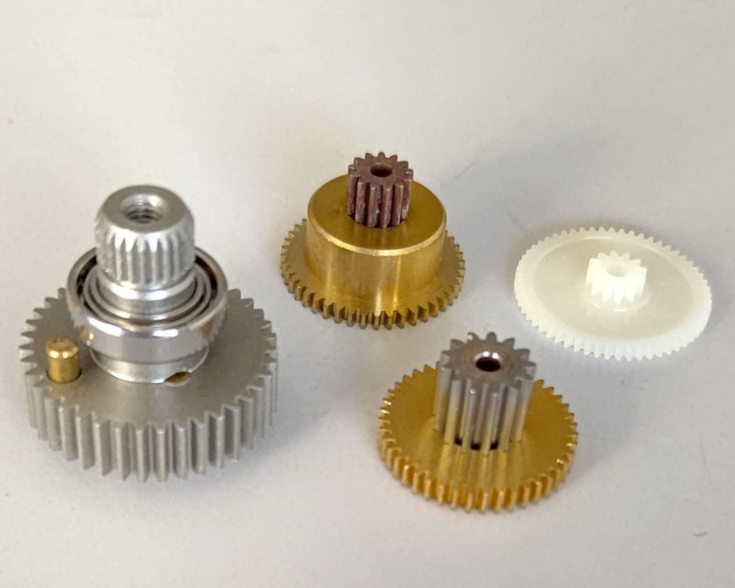 ☆ ジャンク品  【4018】FUTABA 双葉 BS3225 サーボギヤーセット S9404用（デッドストック）