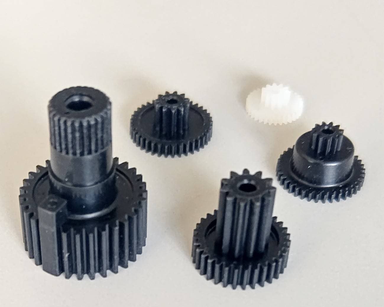 ☆ ジャンク品  【4013】FUTABA 双葉 BS3372 サーボギヤーセット No.68  BLS153 651用（デッドストック）