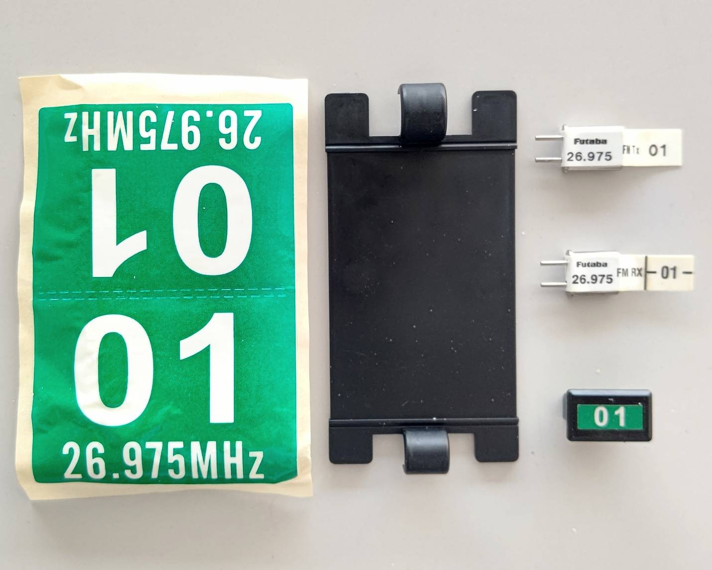 ☆ ジャンク品  【4068】Futaba BD0605-01 XTALセット ショートタイプ FM72MHZ帯 R133F用（デッドストック）