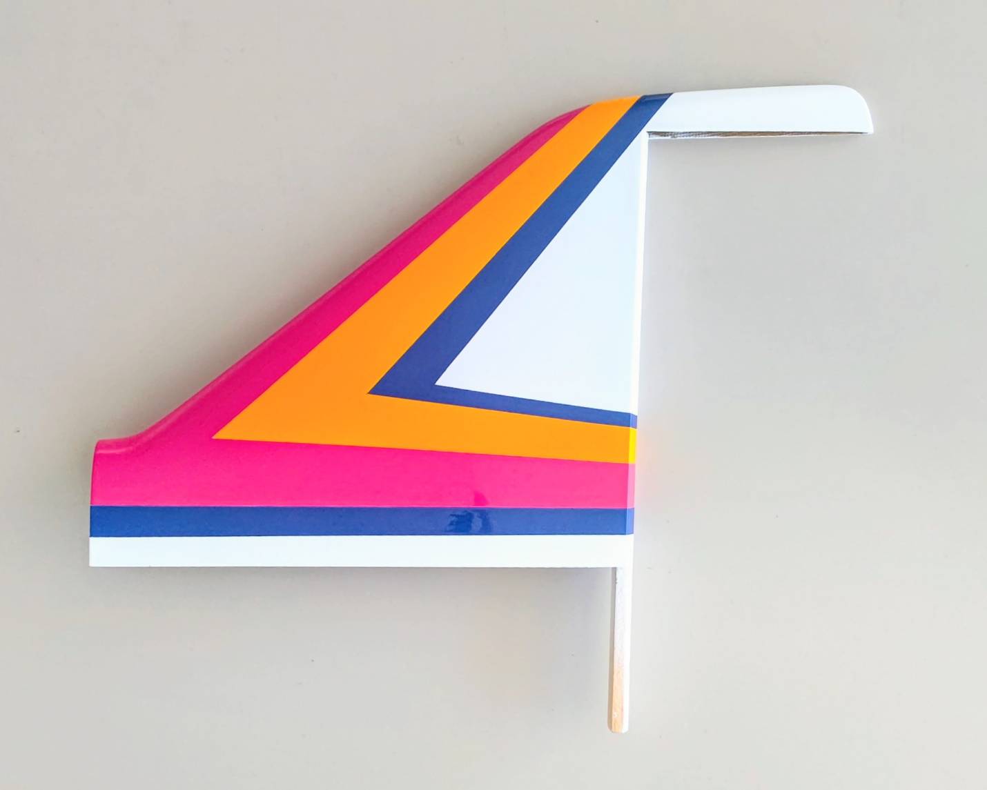 ヒロボー HIROBO パーツ 【0004-150】ストリーム90用FRP垂直尾翼　アウトレット・返品交換不可【在庫限り】