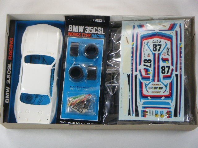 BMW3.5CSLレース場ピット